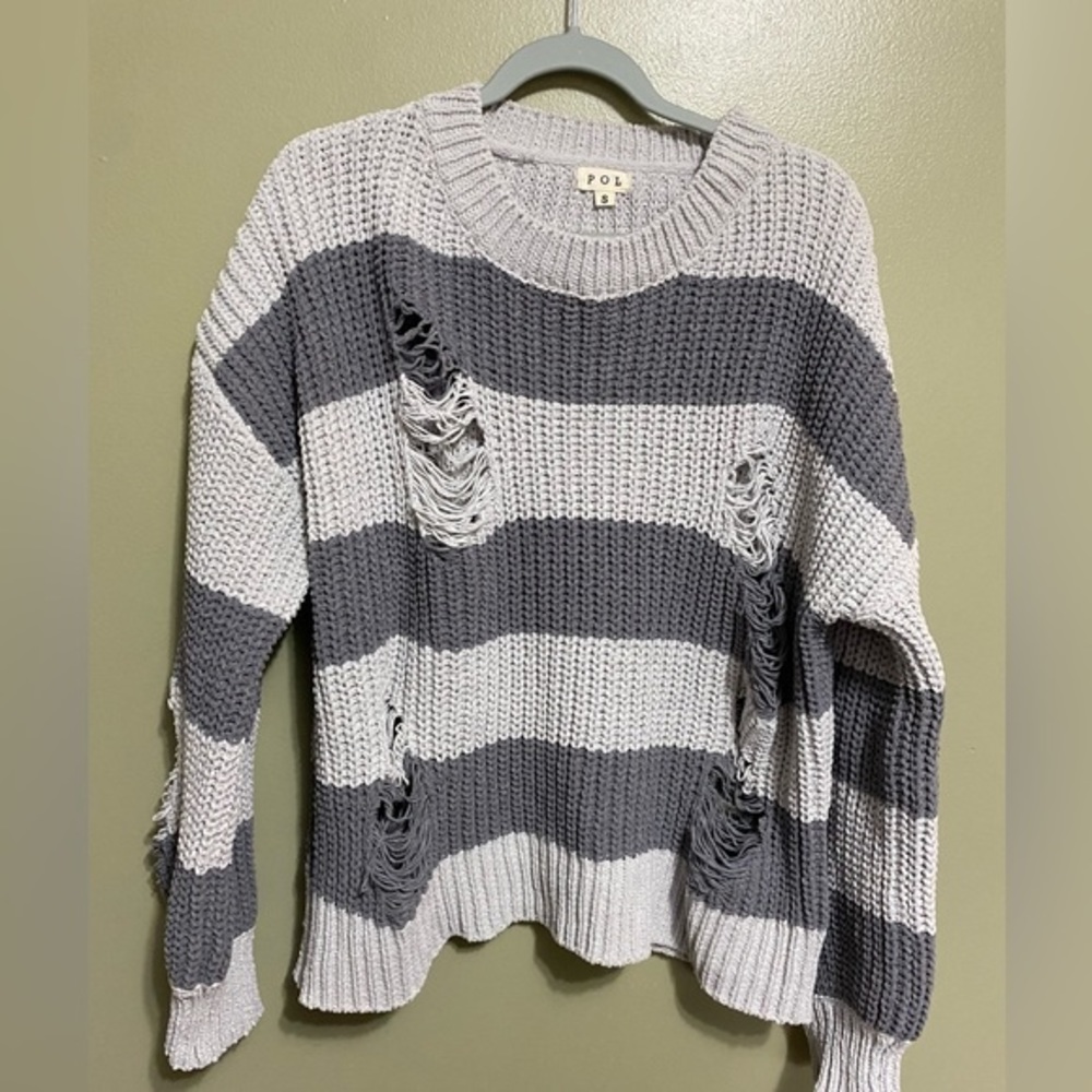 POL Distressed Sweater, Size‎ S